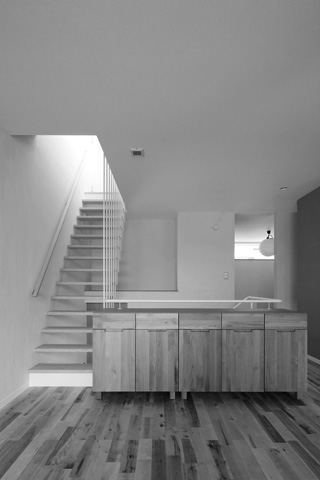 白い階段の家